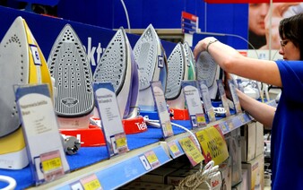 Veľký predajca elektroniky má vážne finančné problémy. Firma zatvorila desiatky predajní a prepúšťa zamestnancov