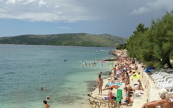 Verejná pláž neďaleko chorvátskeho Splitu je podľa domácich zamorená azbestom. Aktivisti varujú pred nebezpečnou vodou