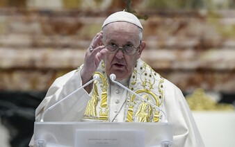 Věřící trans osoby se mohou nechat pokřtít, oznámil Vatikán