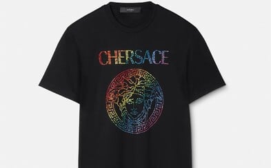 Versace spojilo síly se zpěvačkou Cher a výsledkem je kolekce, která slaví LGBT+ komunitu. Tričko stojí více než 70 000 Kč