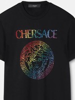 Versace spojilo sily so speváčkou Cher a výsledkom je kolekcia, ktorá oslavuje LGBT+ komunitu. Tričko stojí viac ako 3 000 eur   
