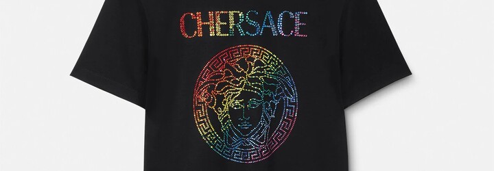 Versace spojilo síly se zpěvačkou Cher a výsledkem je kolekce, která slaví LGBT+ komunitu. Tričko stojí více než 70 000 Kč