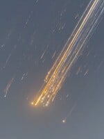 Vesmírna loď Space X sa rozpadla pri testovacom lete. Na oblohe zažiarili jej padajúce trosky