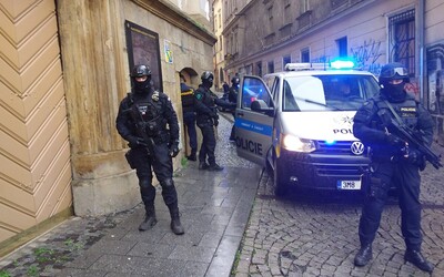 Věstonická venuše je v Olomouci, přivezli ji po zuby ozbrojení policisté