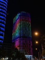 Veža Twin City v Bratislave sa rozsvietila dúhovými farbami