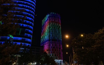 Veža Twin City v Bratislave sa rozsvietila dúhovými farbami