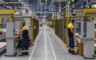 Viaceré firmy presúvajú svoju výrobu zo Slovenska do iných krajín. Vadí im transakčná daň či vysoké ceny energií