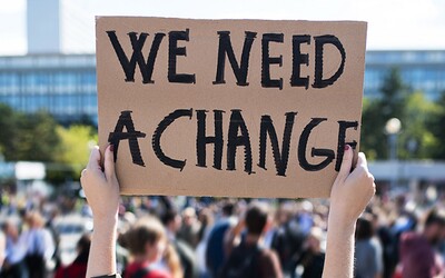 Více než polovina mladých lidí si myslí, že lidstvo je kvůli klimatické krizi „odsouzeno k záhubě“