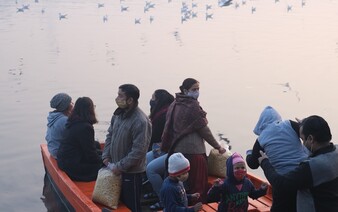 Více než stovka uprchlíků uvázla na malém ostrůvku uprostřed řeky. Podařilo se je zachránit 