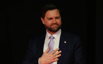 Viceprezident USA Vance o Ukrajine: Budeme strácať tisíce vojakov pre pár kilometrov?