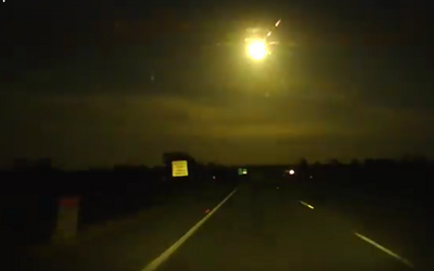 Videa ukazují, jak meteor v Austrálii rozzářil celou oblohu. Obyvatelé tvrdí, že na to nikdy nezapomenou