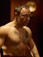Viděli jsme nový seriál od tvůrce Peaky Blinders. Vypráví příběh boxera, na kterého svět zapomněl