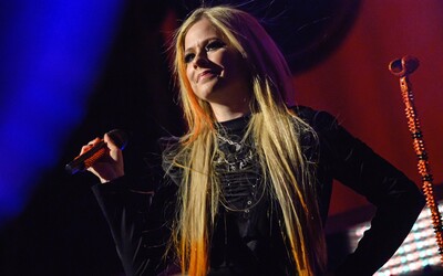 Video: Aktivistka nahoře bez vyrušila proslov Avril Lavigne. „Vypadni odsud,“ řekla zpěvačka a ženu plácla do prsou