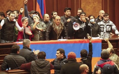 VIDEO: Arméni obsadili parlament. Odmítají se vzdát Náhorního Karabachu