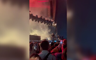 Video: Během Skrillexova setu vypukl na pódiu požár. Show ve Španělsku musela být přerušena 