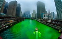 Video: Chicagská řeka se zbarvila do jedovatě zelené barvy. Proč? 