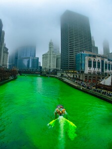 Video: Chicagská řeka se zbarvila do jedovatě zelené barvy. Proč? 