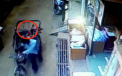 Video: Chlapček vypadol rodičom z druhého poschodia. Ako zázrakom sa mu nič nestalo, dopadol na vozík prechádzajúci okolo