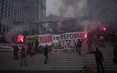 Video: Demonstranti v Paříži vtrhli do budovy provozovatele burzy 