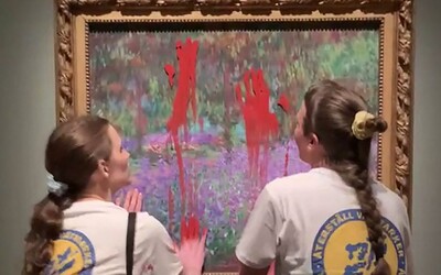 Video: Ekoaktivistky rozetřely barvu na Monetův obraz