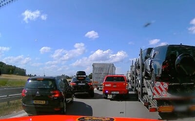 Video: Hasičům, kteří byli na cestě k tragické nehodě na D2, zablokovali cestu řidiči kamionů