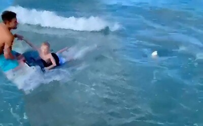 VIDEO: Hrdinský policista v civilu skočil za chlapcem, ke kterému se v moři blížil žralok