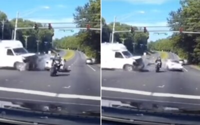 Video: Motorkár zázračne prefrčal cez križovatku, na ktorej sa stotiny dozadu stala autonehoda. Ide o realitu či kvalitné CGI?