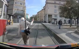 Video: Muž vstoupil v Praze houkající záchrance do cesty, a ještě ukázal prostředníček
