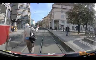 Video: Muž vstoupil v Praze houkající záchrance do cesty, a ještě ukázal prostředníček