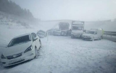 Video: Na diaľnici pod Tatrami sa zrazilo 18 áut, dodávka a autobus. Cestu museli uzatvoriť (Aktualizované)
