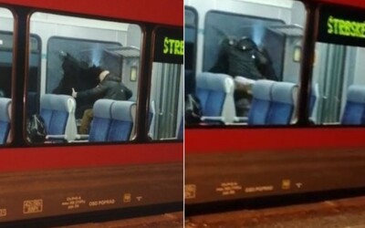 Video: Slovák si nechtěl nasadit respirátor, v tramvaji kladivem a rukou rozbil okno