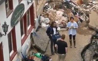 Video: Nemecká reportérka sa pred živým vstupom v záplavovej oblasti zašpinila blatom, aby pôsobila autentickejšie. Prepustili ju