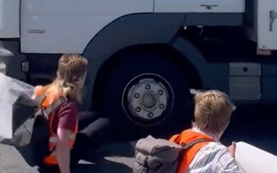 Video: Německý řidič najel kamionem do protestujících na silnici