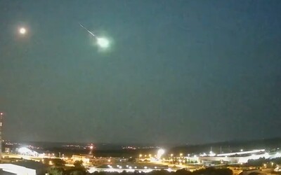 Video: Neuvěřitelná podívaná. Jasně viditelný meteor ozářil oblohu nad Českem, jeho úlomky mohly dopadnout na zem