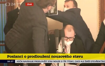 Video: Niektorí českí poslanci sa pobili priamo v parlamente