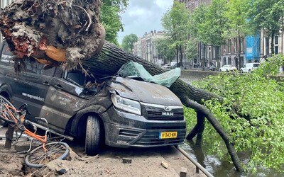 Video: Nizozemsko zasáhla silná bouře. Vyžádala si nejméně jednu oběť, zrušeny jsou stovky letů