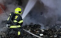 Video: Oheň proměnil prodejnu se zahradní technikou u Prahy v obrovské spáleniště 