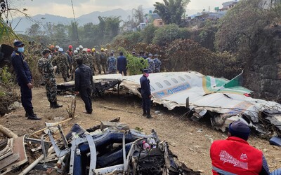 Video: Pád letadla v Nepálu má nejméně 68 obětí, jeden z pasažérů natočil tragédii na mobil