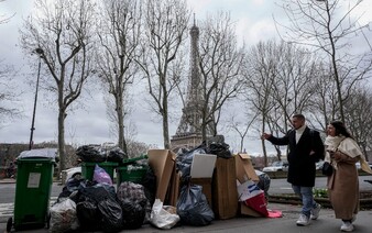 Video: Paříž se topí v tunách odpadu, množí se i krysy. Popeláři stávkují kvůli důchodové reformě