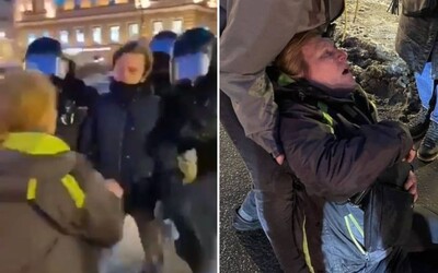 Video: Policajt v Rusku skopol na zem staršiu ženu, ktorá mu položila otázku. Utrpela silný otras mozgu