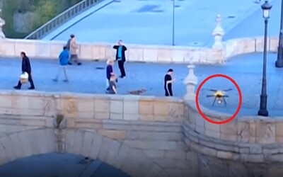 Video: Polícia pomocou dronov naháňa ľudí, ktorí majú byť v domácej karanténe
