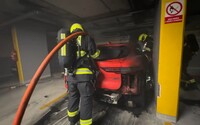Video: Pražští hasiči zasahovali u hořícího elektroauta. Do náročného zásahu a převozu se zapojilo pět hasičských stanic i chemici