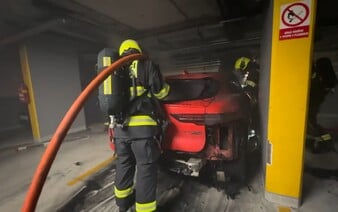 Video: Pražští hasiči zasahovali u hořícího elektroauta. Do náročného zásahu a převozu se zapojilo pět hasičských stanic i chemici