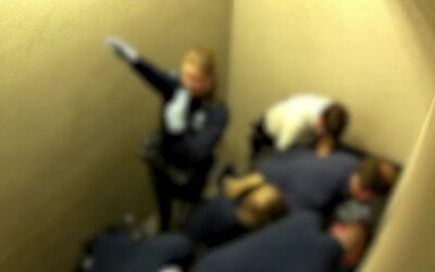 Video: Pri brutálnom zákroku proti Slovákovi policajtka hajlovala. Na hrudný kôš mu tlačili zhruba 18 minút, deň na to zomrel