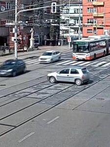 Video: Řidička zapomněla zajistit auto u křižovatky, podívej se, co se dělo