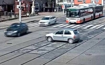 Video: Řidička zapomněla zajistit auto u křižovatky, podívej se, co se dělo