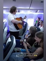 Video: The famous singer puts on a show for passengers during the flight, even mixing drinks for some