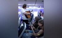 Video: Slavný zpěvák udělal show cestujícím během letu, některým namíchal i drink