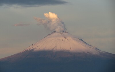 Video: Sopka Popocatépetl se probudila k životu. Chrlí dým a popel, výjimkou nejsou ani erupce