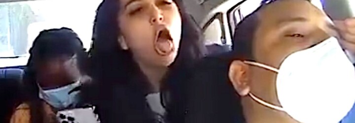 VIDEO: Stáhla si roušku, kašlala na taxikáře a vzala mu telefon. Hrozí jí vězení